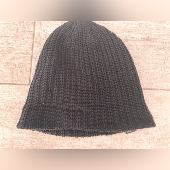 Tofino Black Toque - Picture 5 of 5